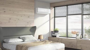 Ein Schlafzimmer mit einer Großen Fensterfront und einer Klimaanlage von Viessmann.