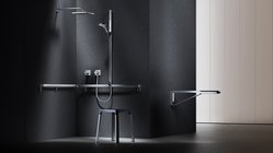 Eine Bodenebene Dusche mit Haltestange und einem Hocker