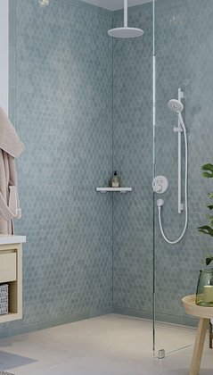 Ein Badewannenrand auf dem Kerzen stehen